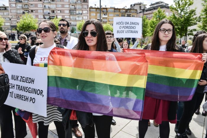 Стамбулде гей-парадқа қатысушыларды газбен қуып таратты