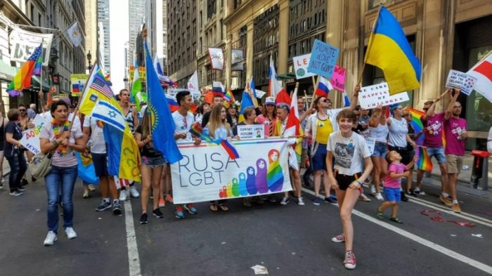 Нью-Йорктегі гей-парадта Қазақстанның туы алдыңғы қатардан көрінді