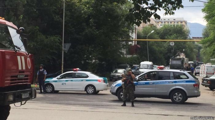 Алматыдағы бірнеше көшеден полиция қоршауы алынды