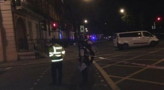 Лондон орталығында белгісіз біреу пышақпен шабуыл жасады: 1 адам қаза тауып, тағы бесеуі жарақат алды 