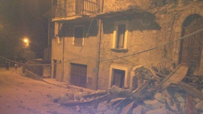 Италияда жойқын жер сілкінісі қаланың жартысын қиратты, қаза болғандар бар 