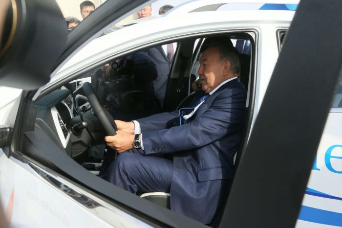 Нұрсұлтан Назарбаев Қостанайда құрастырылған электромобильді сынап көрді 