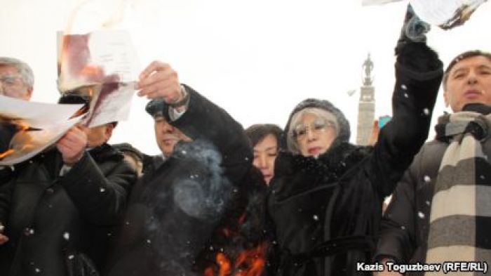 Оппозиция Алматының орталық алаңында жиын өткізді