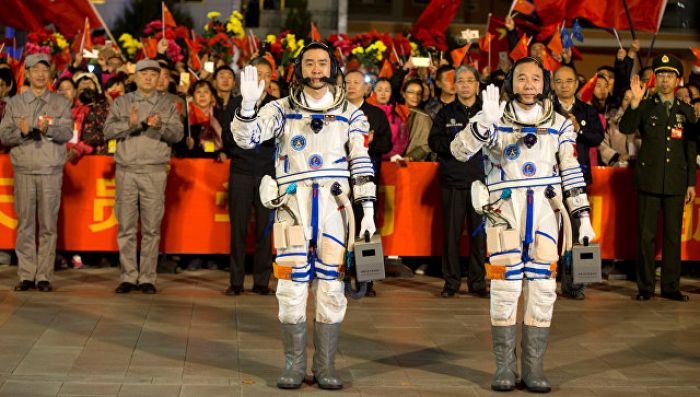 Қытай бортында екі ғарышкері бар басқарылатын ғарыш кемесін ұшырды