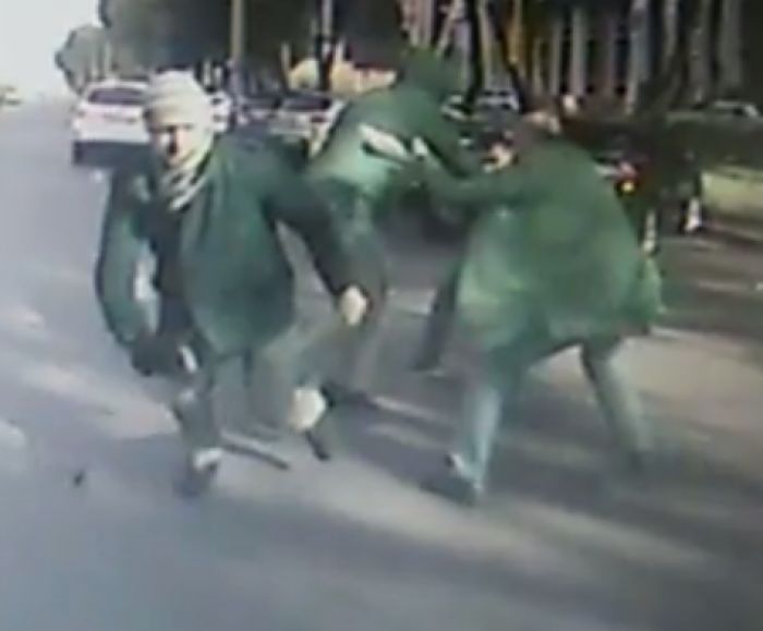 Алматыдағы банк маңындағы тонау әрекеті видеобақылау камерасына түсіп қалды