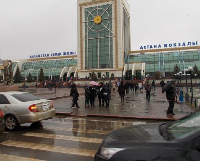 Исекешев Астана теміржол вокзалының маңындағы заңсыз такси жүргізушілермен күресті бастады 