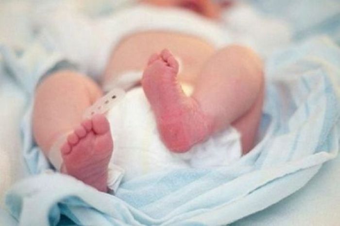 Алматы полициясы: Сәбиін сатпақ болған әйел ұсталды