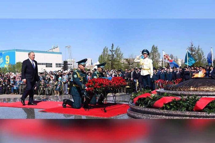 Нұрсұлтан Назарбаев Астанадағы «Отан қорғаушылар» монументіне гүл шоқтарын қойды 