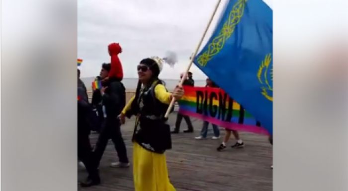 Нью-Йорктегі гей-шеруде қыз болып киінген ер адам Қазақстан туын көтеріп жүрді 