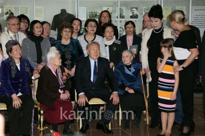 Нұрсұлтан Назарбаев «АЛЖИР» музейінде саяси қуғын-сүргін құрбандарына тағзым етті  