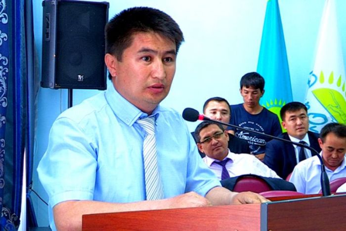 Мектеп оқушысын зорлаған ер адамға ешқандай жаза қолданбаған прокурордың өзі жазаланды   