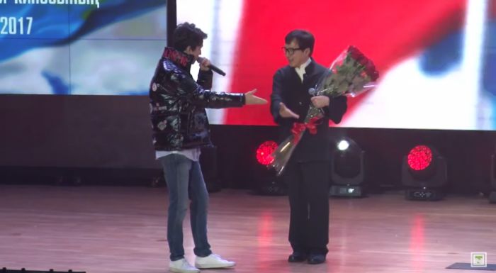 Джеки Чан Астанада Димаш Құдайбергенмен бірге ән айтты  