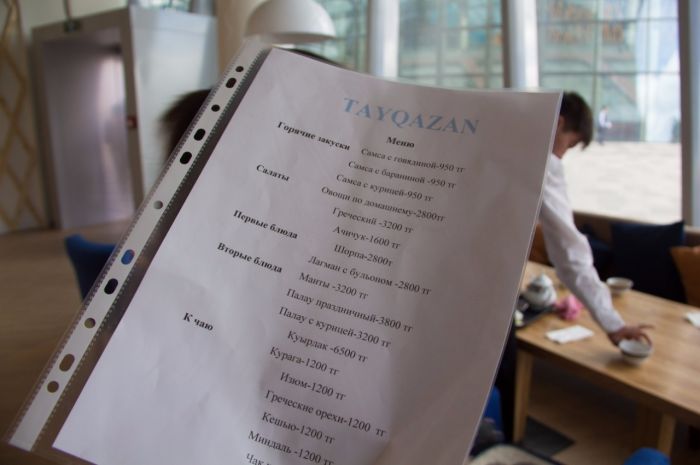 Қытайлық қыз Астана кафесінде тамақ қымбат екеніне шағымданды  