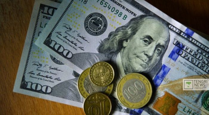 Теңге үшінші күн қатарынан әлсіреп жатыр  