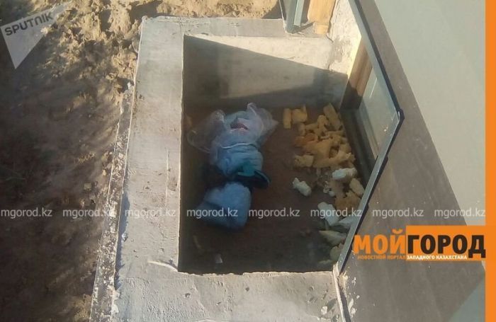 Оралда салынып жатқан үйден құндақтағы сәби табылды  