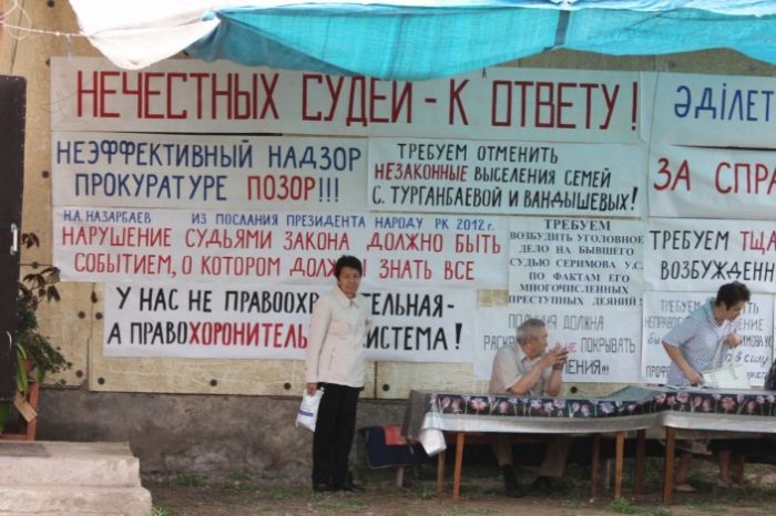 Бес баланың анасы өзін өртеу ісі: Әділ шешім шығармаған судья түрмеге отыруы мүмкін  