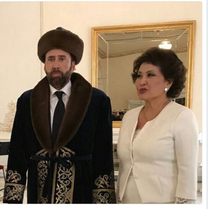 Николас Кейдж қазақтың шапанын киіп, күйін тыңдады  