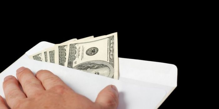 Ұлттық бюро: ОҚО-да екі мемлекеттік қызметкер парамен ұсталды