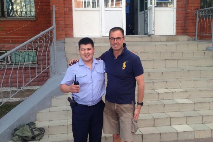 Астанада көпірден секіріп кеткен ер адамды құтқаруға шетелдік азамат та атсалысты