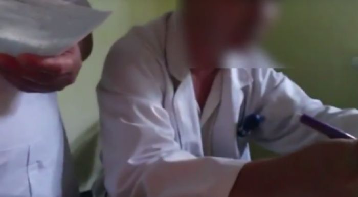 Алматыда ерсі қылығы видеоға түсіп қалған дәрігер жұмыстан қуылды