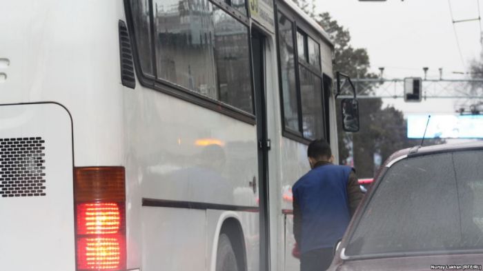 Алматыда ереуілге шыққан автобус жүргізушілеріне айыппұл салды