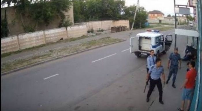 ​Желіде полицейлердің ұсталған жігіттерді аяусыз соққыға жыққан видеосы таралды
