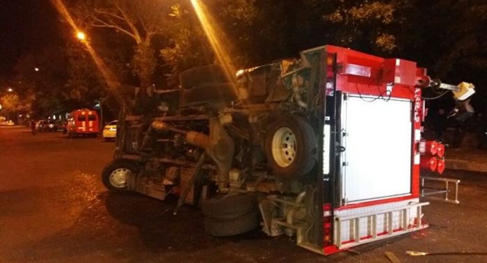 Алматыда шақыруға асыққан өрт сөндіруші көлік аударылып қалды 