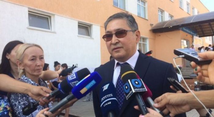 Балаларымызды өткен шаққа дайындап жатқан жоқпыз - Сағадиев жаңа оқулықтарға айтылған сын жайлы 