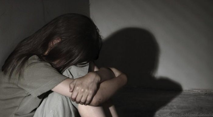 Шешесі арақ алуға кеткенде 8 жастағы қызын айуандықпен зорлаған. Зорлықшыны көршілері ұстап алды 