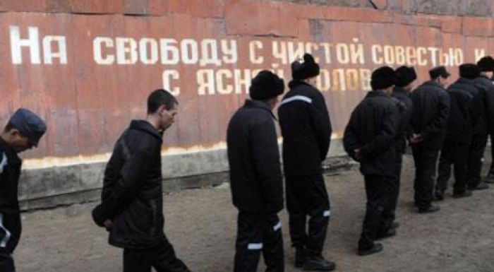 Суға батырып, пакетпен тұншықтырған: Сотталғандарды азаптаған әскери қызметкерге үкім кесілді 