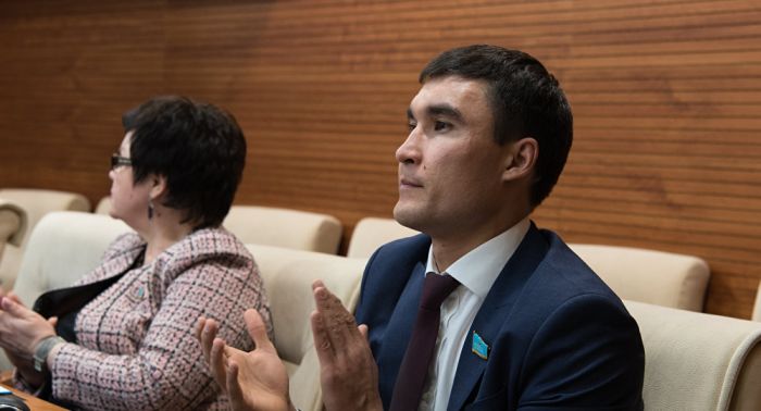 Депутаттар Рау мен Сәпиев ант қабылдады  