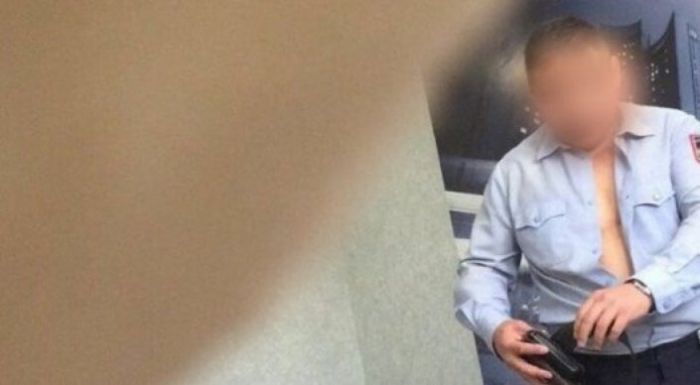 Интим суреттері Желіге тарап кеткен оралдық полицей қызметінен кетті 