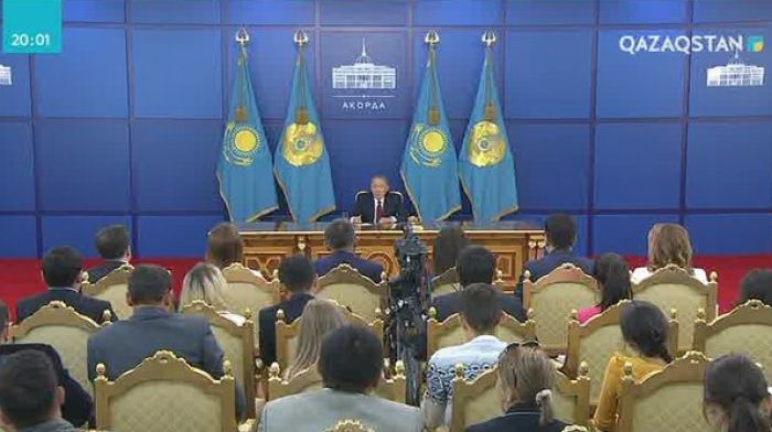 Президент журналистермен кездесті