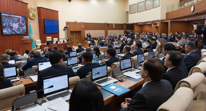 Шенеуніктердің қазақ тілінде сөйлемеуі депутаттың намысына тиді  