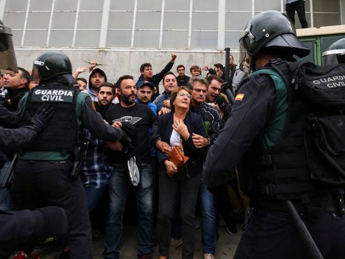Испания полициясы референдумға жиналған халыққа күш көрсетті