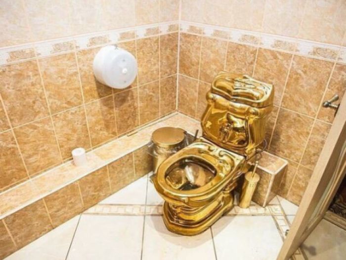 Астанада алтын унитаз 10 млн долларға сатылды 