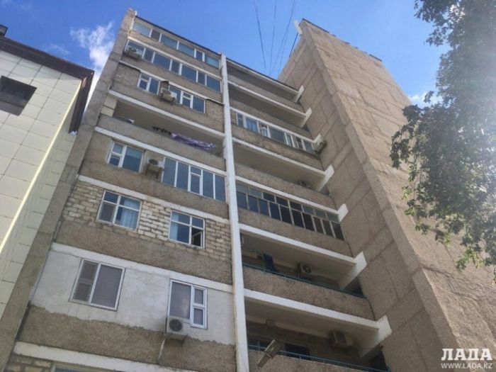 Тоғызыншы қабаттан секірмек болған қызды құтқарған жігіттер оқиғаның мән-жайын айтты 