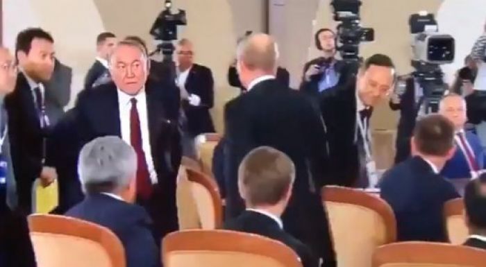 Путин Сочидегі саммит кезінде Назарбаевпен жеке шығып сөйлесті 