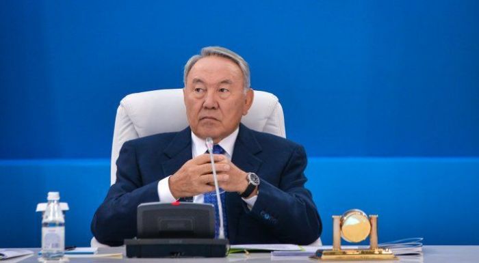 Назарбаев қазақ тілі әліпбиін кириллицадан латын графикасына көшіру туралы жарлыққа қол қойды