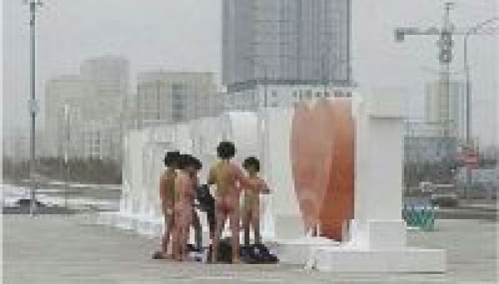 Шетелдіктер Астанада "Бораттың киімімен" суретке түсті  