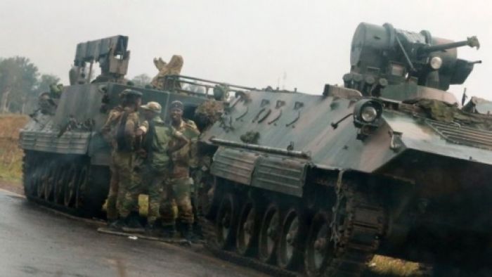 Зимбабведе тұрақсыздық: әскерилер телерадиокомпания ғимаратын басып алды