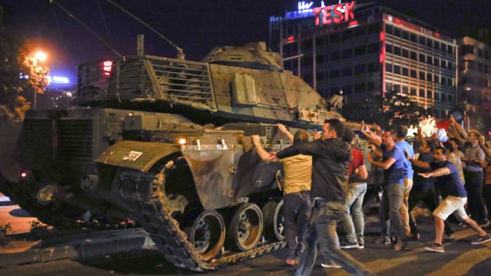 Стамбулда мемлекеттік төңкеріс жасауға әрекеттенген деген айыппен 340-дан астам түрік әскерилерін тұтқындау басталды