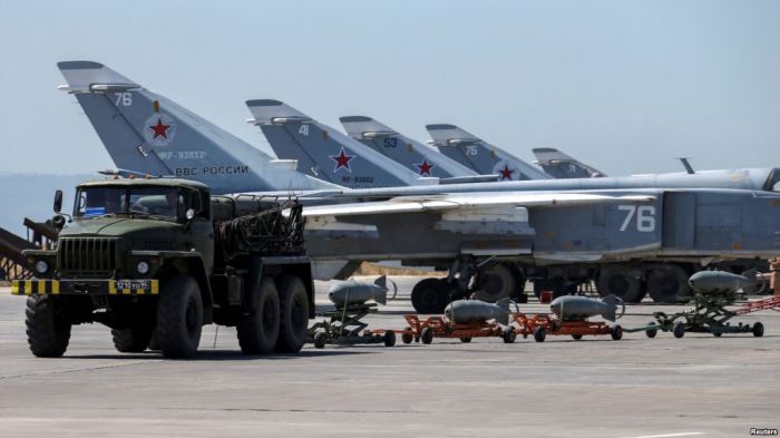 БАҚ: Сирияда Ресей базасы атқыланып, әскери ұшақтар қирады