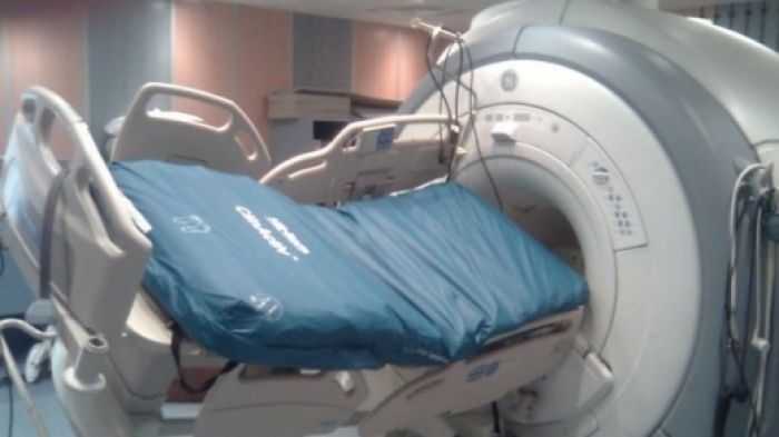 Үндістанда ер адамды МРТ аппараты жұтып қойды