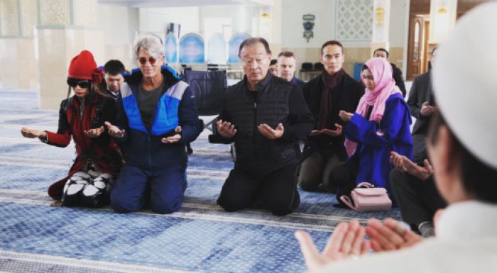 ​Голливуд жұлдыздарының Өскемен мешітінде қол жайғаны Қазнетте талқыланып жатыр 