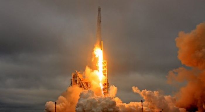 ​SpaceX жаһандық интернетпен қамтамасыз ететін екі спутнигі бар Falcon 9 зымыранын ұшырды 