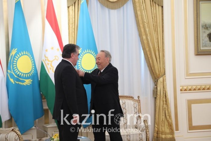 Нұрсұлтан Назарбаев Тәжікстан Президентін «Парасат» орденімен марапаттады