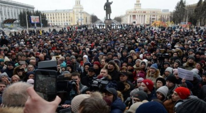 ​Кемеровте жаппай митинг: Тұрғындар Аман Төлеевтің отставкаға кетуін талап етіп жатыр