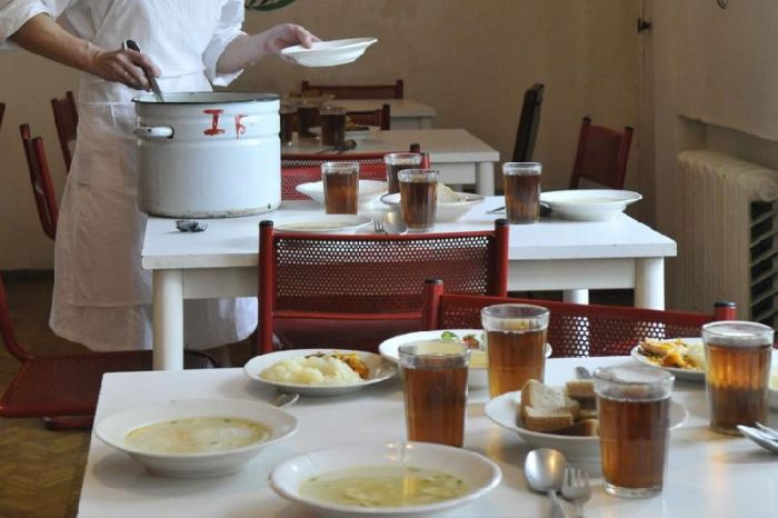 ​Алматыда белсенділер оқушылардың ас мәзірін өзгертпек 