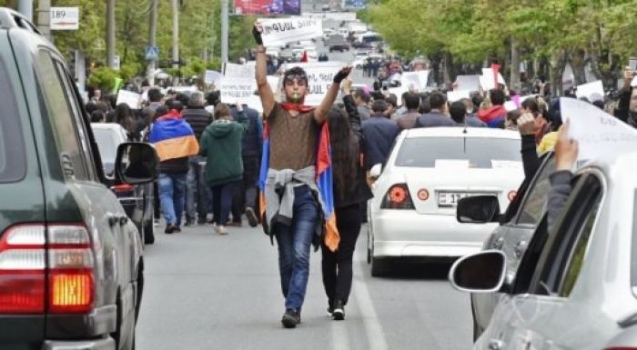 ​Армениядағы митинг: Оппозиция өкілдері жолдарды жауып тастады